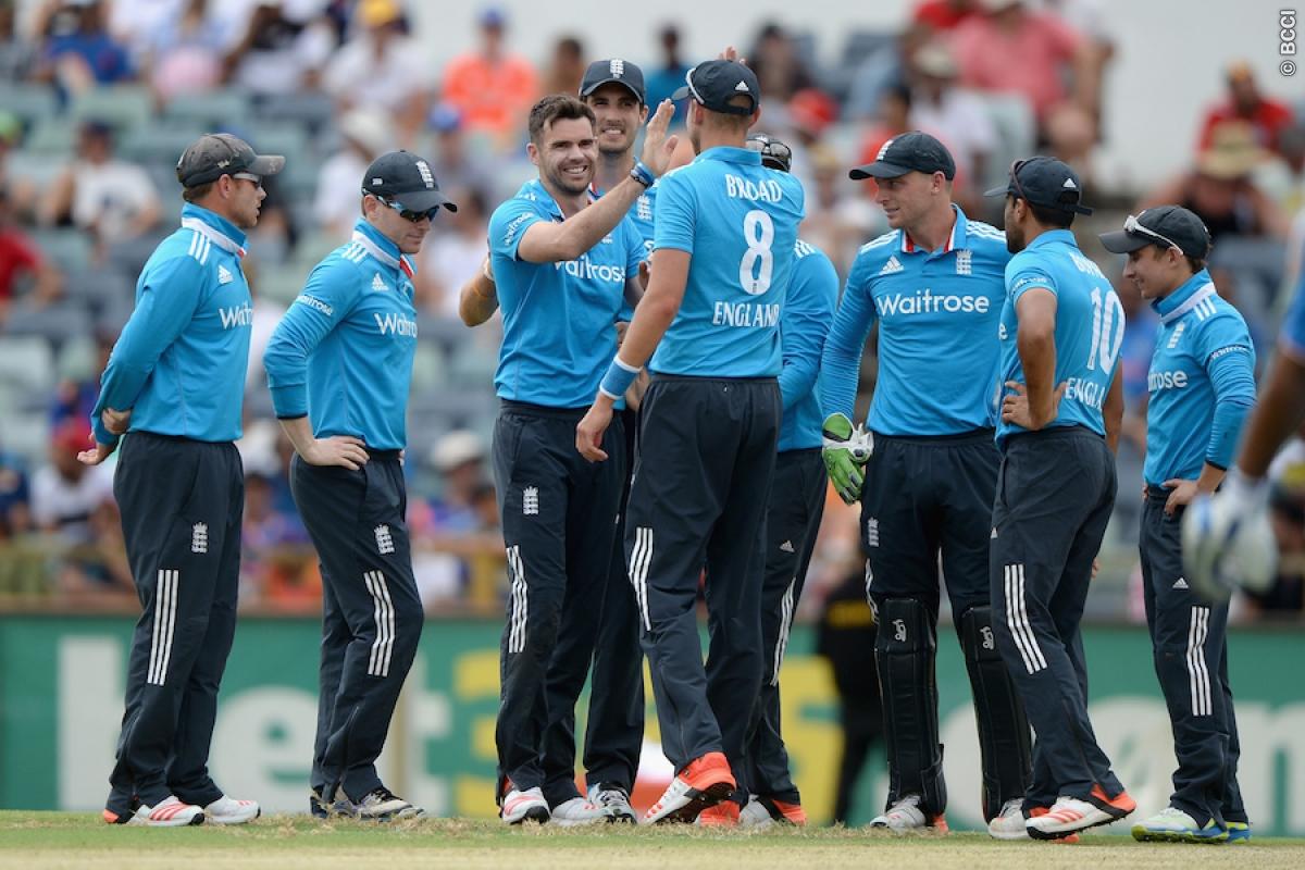 Unchanged England elect to field in tri-series final against Australia