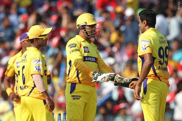 MS Dhoni captain of The Chennai Super Kings words with Ravichandran Ashwin.
