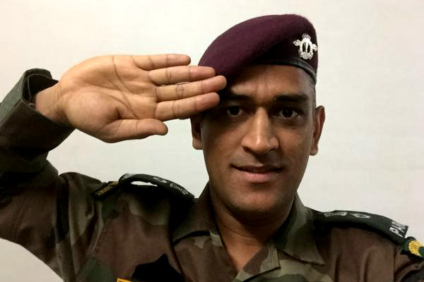 MS Dhoni shares #SaluteSelfie on Twitter.