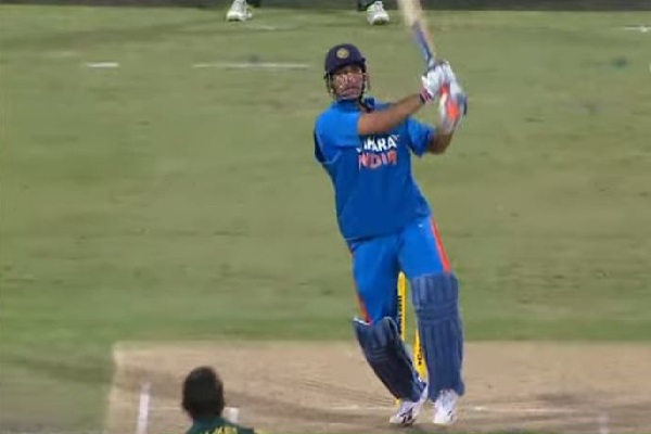 Watch MS Dhoni Finishes Off With Massive Six Against Australia! [VIDEO]