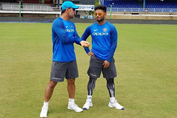 MS Dhoni Seen Giving Advice to Youngster Rishabh Pant