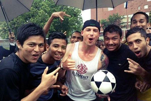 Dale Steyn plays street football in Bangladesh; surprises everyone [VIDEO]