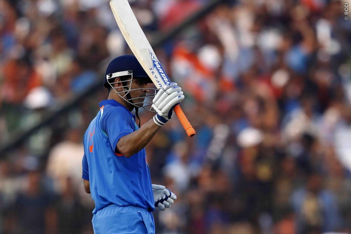 MS Dhoni Joins Very Exclusive Club of Six-Hitters!
